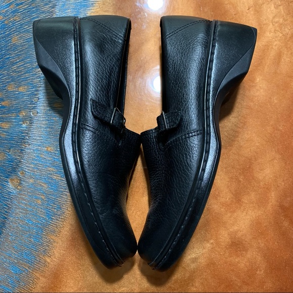 Clarks Black Leather Slip on heeled loafer size 8.5 - Picture 2 of 8